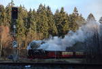 Als P8931 (Wernigerode - Brocken) mit 99 7235-7 den Bahnhof Drei Annen Hohne verlässt, liegt die Strecke noch im Schatten, während die Bäume schon in der Sonne stehen.

Drei Annen Hohne, 18. Dezemebr 2016