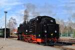 99 1747 nähert sich im Bhf. Radeburg vorsichtig dem Wagenzug, um kurz darauf die Rückfahrt nach Radebeul - Ost antreten zu können. (30.03.2023)