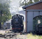 Still räuchert 99 1741-0 neben dem Lockschuppen in Radebeul Ost.21.08.2024 10:20 Uhr.
Eigentlich war eine Tour mit der Weißeritzbahn geplant, aber auf Grund eines Unfalls war an dem Tag kein Zugverkehr. Teleblick vom Bahnsteig aus.
 