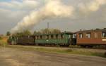 Die Neubau IV K 99 586,  getarnt  als schsiche IVK No 176 verlsst am 24.10.09 mit viel Dampf den Bahnhof Friedewald in Richtung Radeburg.