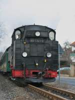 99 1761 - 8 in Radebeul , fast  auf   der Pestalozzi Str., da Strae und Bahn unmittelbar parallel laufen.