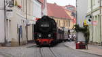 99 2324 der Mecklenburgischen Bäderbahn ,,Molli'' bei einer Ortsdurchfahrt durch Bad Doberan.