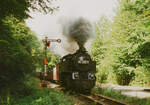 26. August 1985, Schmalspurbahn Kühlungsborn - Bad Doberan. Ein Zug, bespannt mit Lok 99 323 kommt in der Nähe des Bahnhofs Heiligendamm von der Küste zurück.