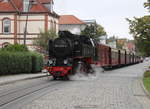 99 2324-4 mit MBB14617 von Ostseebad Kühlungsborn West nach Bad Doberan am Vormittag des 03.10.2020 in Bad Doberan Goethestraße