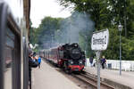 Zugkreuzung im Bahnhof Heiligendamm mit 99 2324 am 16.09.2021.