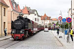 99 2321 mit Molli-Dampfzug am 16.09.2021 in Bad Doberan zwischen den Haltestellen Stadtmitte und Goethestraße.