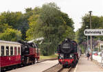 99 2323 erreicht am 16.09.2021 den Bahnhof Heiligendamm und wird bereits von einer Schwesterlok erwartet.