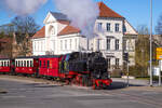 99 2322-8 vor dem Hotel Prinzenpalais in Bad Doberan - 16.04.2022