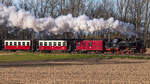 99 2324-4 Auf dem Weg nach Bad Doberan, östlich vom Yachthafen in Kühlungsborn - 16.04.2022