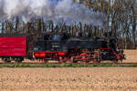 99 2324-4 Auf dem Weg nach Bad Doberan, östlich vom Yachthafen in Kühlungsborn - 16.04.2022