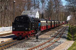 99 2322-8 erwartet Ausfahrt in Heiligendamm während 99 2324-4 den Bahnhof in Richtung Bad Doberan verlässt - 17.04.2022