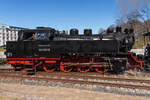 99 2322-8 in der Nahaufnahme beim Verlassen des Bahnhofs Heiligendamm - 17.04.2022