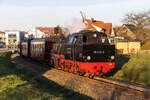 99 2322-8 mit dem letzten Zug des Abends aus Bad Doberan kurz vor dem Bahnhof Kühlungsborn Ost - 17.04.2022