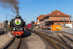 99 2324-4 vor dem ersten Zug am Ostermontag im Bahnhof Kühlungsborn West, der zweite Wagenpark steht währenddessen an Bahnsteig 1 bereit - Aufgenommen von der Straßenquerung am Bahnhofsende - 18.04.2022