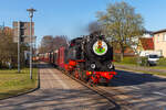 99 2324-4 bei der Einfahrt in den Haltepunkt Kühlungsborn Mitte - 18.04.2022