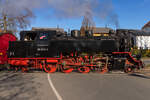 99 2324-4 steht auf dem BÜ Cubanzestraße am Haltepunkt Kühlungsborn Mitte - 18.04.2022