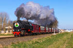 99 2324-4 beschleunigt nach der Steigung am Kühlungsborner Yachthafen in Richtung Heiligendamm - 18.04.2022