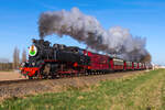 99 2324-4 nahe des Kühlungsborner Yachthafens mit ansehnlicher Dampfwolke - 18.04.2022