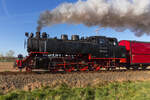 99 2324-4 in der Nahaufnahme mit dem ersten Zug am Ostermontag auf dem Weg zum Haltepunkt Steilküste - 18.04.2022