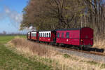 99 2322-8 an der Spitze des Zuges ist nur noch durch die Dampfwolke zu erahnen, 996-005 ist der Gepäckwagen am Schluss des Personenzuges, gesehen nach Ausfahrt aus dem Bahnhof Heiligendamm - 18.04.2022