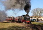 99 2331-9 mit MBB14615 von Kühlungsborn-West nach Bad Doberan am 19.02.2023 kurz hinter Kühlungsborn-Ost