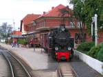 99 332 steht als museales Stck neben dem  MOLLI-Museum ;  im Hintergrund Bhf. Khlungsborn-West mit dem Museums-Cafe; 070901