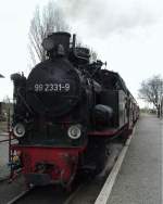 99 2331 - 9 wartet mit dem MBB 14629 in Khlungsborn West am 15.03.2002 auf den Abfahrtsbefehl.  