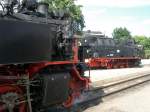 99 2323-6 und 99 332 in Khlungsborn West. 2008-07-05. (Vgl. Bild 204578)