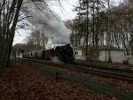 Am Morgen des 23.12.2008 verlsst 99 2322 mit einem Zug nach Bad Doberan den Bahnhof Heiligendamm.