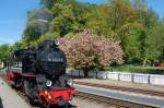 Die NEUE 99 2324 mit den Schildern von 99 2323 beim Rangieren in Bad Doberan - 02.05.2009