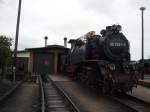 BR 99 2321 und 2322 stehen in Doppeltraktion vor dem Lokschuppen im Bf Khlungsborn-West  10.Juli 2009