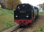 Unmittelbar an der Ausfahrt aus dem Bahnhof von Bad Doberan konnten wir bei unseren Bahnbildertreffen am 31.Oktober 2009 den ausfahrenden Zug nach Khlungsborn gut fotografieren.