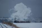 99 2324 auf dem Weg von Khlungsborn -> Heiligendamm. Vom
HP Steilkste aus aufgenommen, 02.01.10