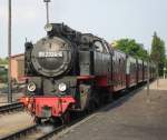 99 2324-4 steht mit MBB14617 von Ostseebad Khlungsborn West Richtung Bad Doberan kurz vor der Ausfahrt im Bahnhof   Ostseebad Khlungsborn West(11.07.10)  Foto I.Pavel