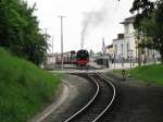 Der  MOLLI  mit der Zuglok BR 99 2324-4 steht im Bahnhof Bad Doberan [MV] mit einem Personenzug zur Abfahrt nach Khlungsborn/West bereit 15.06.2011