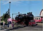 - Der Molli kommt - Fasziniert beobachtet Gro und Klein das Wasserfassen der Dampflok 99 2323-6 in Khlungsborn West, der Endstation der Mecklenburgischen Bderbahn Molli.