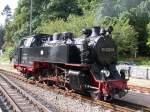 Lok 99 2323-6 der Bderbahn setzt in Bad Doberan um.