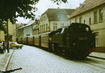 26. August 1985, Die Schmalspurbahn in den Straßen von Bad Doberan. 