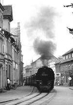 20. August 1985, Die Schmalspurbahn in den Straßen von Bad Doberan. 