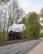 Der erste Zug am 01.05.2016, mit der Neubaulokomotive 99 2324 hat gerade den Bahnhof Heiligendamm verlassen und passiert, auf der Fahrt nach Bad Doberan das einzige Negativsignal Deutschlands.