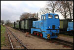 V10102 der Prignitzer Kleinbahn POLLO stand am 6.12.2024 vor einem schmucken Oldtimer Zug im Museumsbahnhof in Lindenberg.