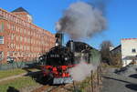 Herbstdampftag auf der Museumsbahn Schönheide wo ein teilstück der ehemaligen Schmalspurbahn von Wilkau nach Carlsfeld über Stützengrün Schönheide für den Touristischen Verkehr als Museumsbahn wieder aufgebaut/erhalten wurde. Zusehen am 10.11.2024 die 99 516 bei Ausfahrt Stützengrün bei Bürstenfabrik nach Schönheide.