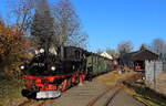 Am 10.11.2024 hatte die Museumsschmalspurbahn Schönheide ihren Herbstdampftag. Bei bestem Herbstwetter konnte beim Umsetzen in Schönheide Mitte die 99 516 beobachtet werden, die nur wenige Tage später ihren Fristablauf hat und zur Revision muss. 