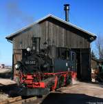 Schmalspurdampf im Erzgebirge: 99 582 sonnt sich in der mittglichen Verschnaufpause vor dem Schnheider Lokschuppen; 18.02.07.