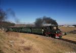 Schmalspurdampf im Erzgebirge: 99 582 durchfhrt am 18.02.07 die Kurve vor der Einfahrt Schnheide. Im Hintergrund wieder die Sttzengrner Brstenfabrik - von hier kann man einen Groteil der Strecke berblicken.