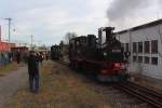 Der Umsetzvorgang von der 99 582 in Stützengrün wird rege von vielen Fotografen und Schaulustigen beobachten. Nach einer kurzen Fahrt nach Stützengrün Neulehn geht es wieder zurück nach Schönheide. Das Foto Endstand am 05.12.2015 bei der Museumsbahn Schönheide.