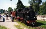 Die 99 716 hat im Juli 1997 ihren Personenzug am Haken und wartet in Ochsenhausen auf die Abfahrt nach Warthausen.