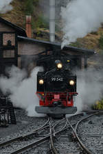 Die Dampflokomotive 99 542 startet zur ersten Rangierfahrt des Tages. (Jöhstadt, September 2020)