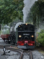 Die Dampflokomotive 99 1594-3 wartet am Bahnhof in Schmalzgrube auf die Weiterfahrt. (September 2020)