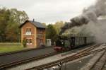 Kurz nach den Abfahrtsbefehl im Bahnhof Steinbach legt sich IK No 54 mchtig ins Zeug und passiert das bekannte Wasserhaus. (10.10.09)